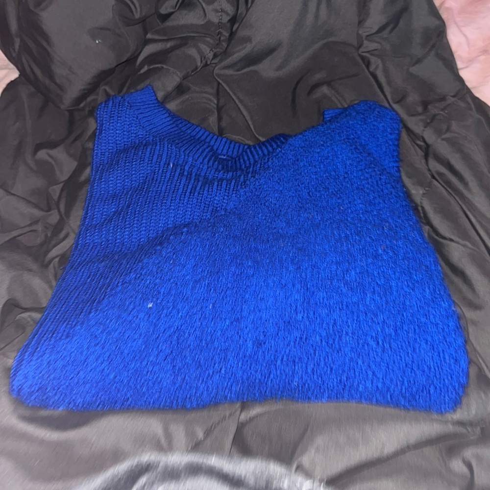 Blue cropped sweater, size in L, brand APT.9, color navy blue